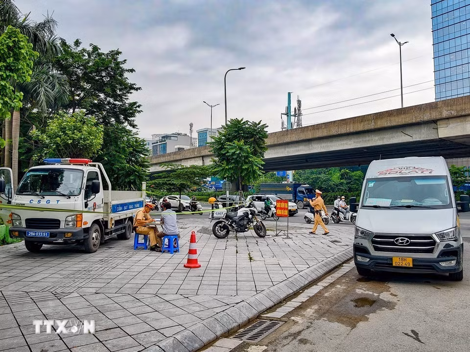 Cảnh sát giao thông lập biên bản đối với trường hợp vi phạm quy định trong hoạt động kinh doanh vận tải. (Ảnh: Trung Nguyên/TTXVN)