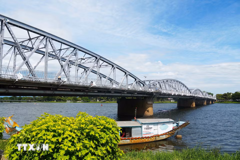 Các vòm cầu Trường Tiền trên sông Hương đã được sơn màu nhũ bạc nguyên bản. (Ảnh: Nguyên Lý/TTXVN)