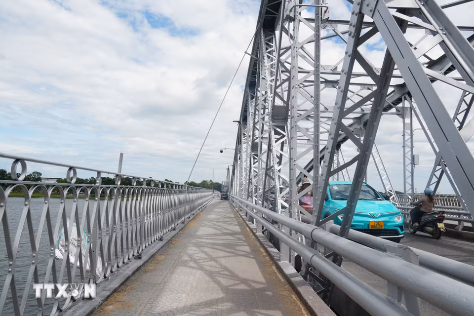 Phần lan can dành cho người đi bộ cầu Trường Tiền được sơn màu nhũ bạc nguyên bản. (Ảnh: Nguyên Lý/TTXVN)