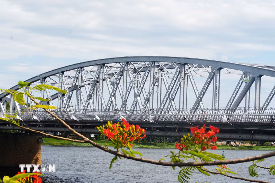 Vòm cầu Trường Tiền trên sông Hương ở trung tâm thành phố Huế đã được sơn màu nhũ bạc nguyên bản. (Ảnh: Nguyên Lý/TTXVN)