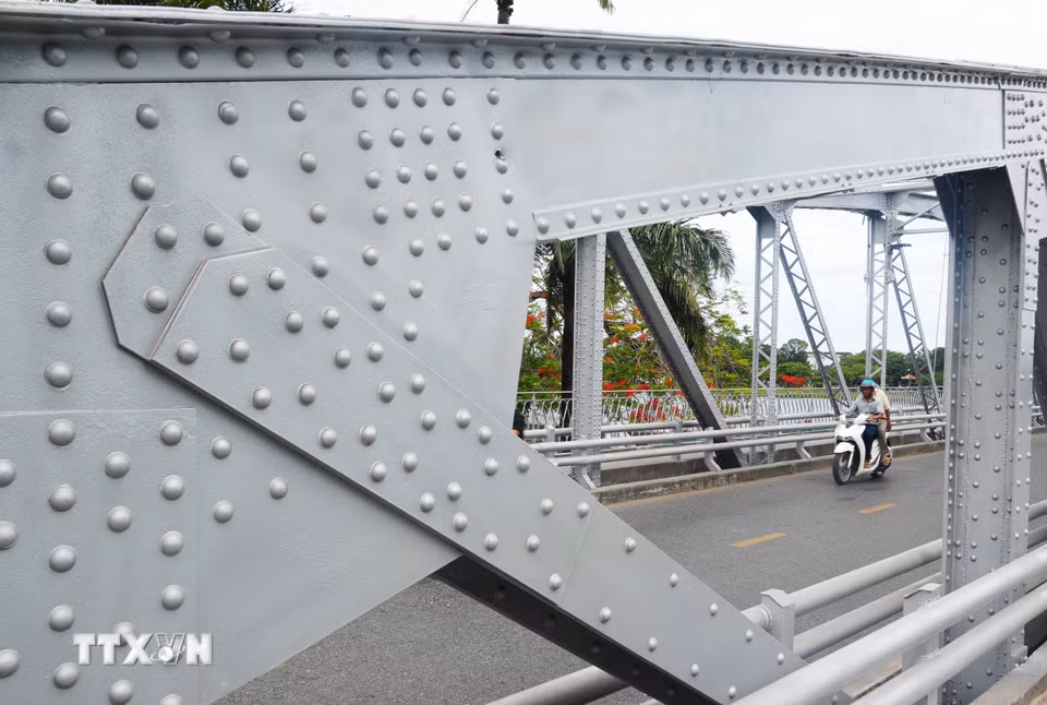Những thanh thép gắn kết tạo nên kết cấu cầu Trường Tiền được sơn màu nhũ bạc nguyên bản. Ảnh: Nguyên Lý/TTXVN