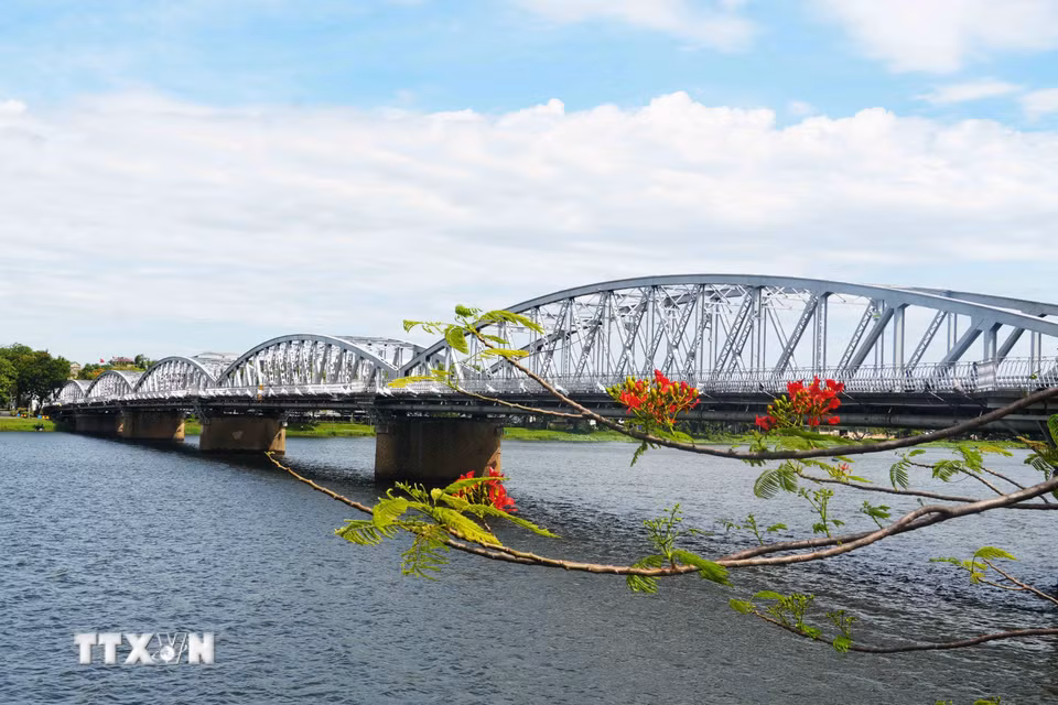 Các vòm cầu Trường Tiền trên sông Hương ở trung tâm thành phố Huế, đã được sơn màu nhũ bạc nguyên bản. (Ảnh: Nguyên Lý/TTXVN)