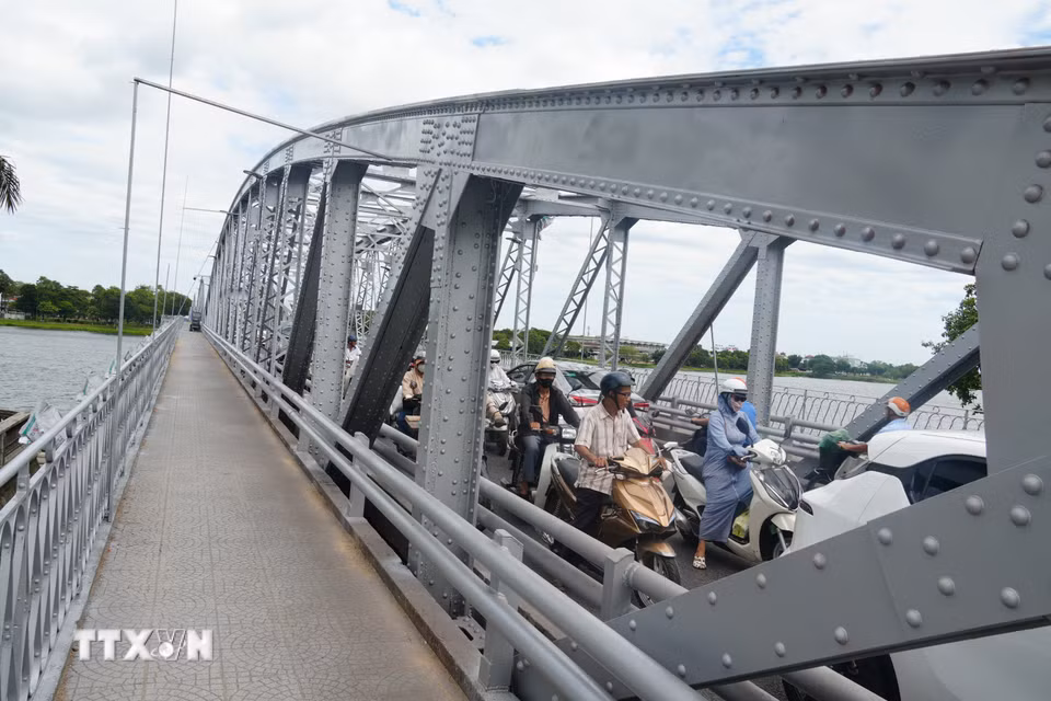 Phần lan can dành cho người đi bộ cầu Trường Tiền được sơn màu nhũ bạc nguyên bản. (Ảnh: Nguyên Lý/TTXVN)