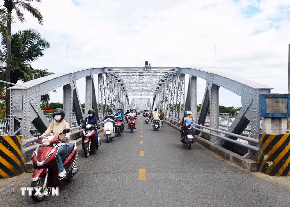 Cầu Trường Tiền mang diện mạo mới với màu sơn nhũ bạc nguyên bản. (Ảnh: Nguyên Lý/TTXVN)