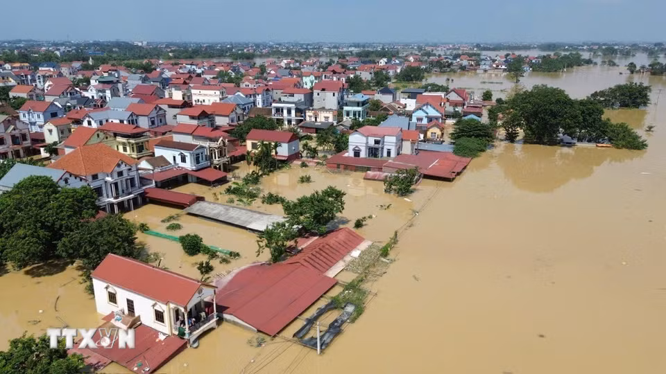 Thôn Đa Hội, xã Hợp Thịnh, Bắc Ninh chìm trong biển nước. (Ảnh: Thành Phương/TTXVN)