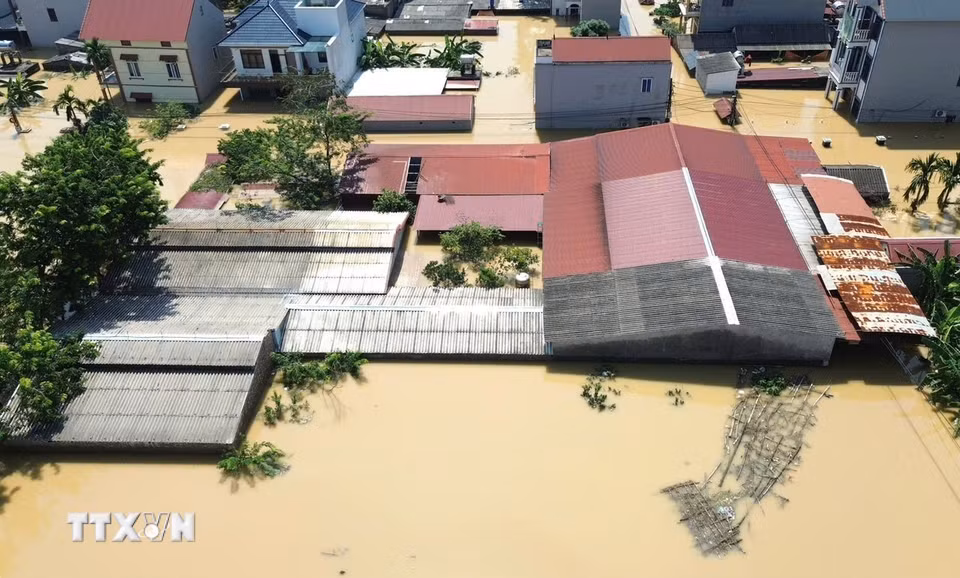 Nước nhấn chìm nhiều ngôi nhà tại Thôn Đa Hội, Xã Hợp Thịnh, Bắc Ninh. (Ảnh: Thành Phương/TTXVN)