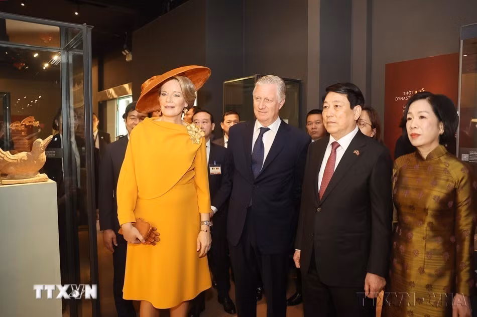 Chủ tịch nước Lương Cường và Phu nhân cùng Nhà vua Vương quốc Bỉ Philippe và Hoàng hậu thăm Khu di tích Hoàng thành Thăng Long – Hà Nội (01/04/2025). (Ảnh: Lâm Khánh/TTXVN)