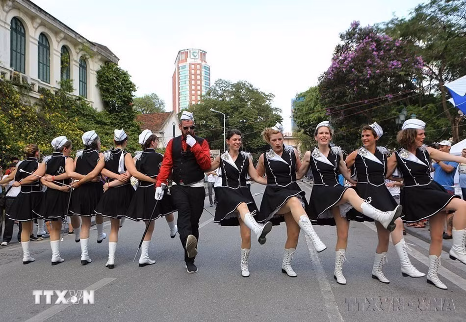 Điệu múa gậy Majorettes sôi động của các cô gái đến từ Vương quốc Bỉ tại Chương trình "A Touch of Belgium – Một Thoáng Nước Bỉ", diễn ra trên phố đi bộ Hồ Gươm. (Ảnh: Dương Giang/TTXVN)