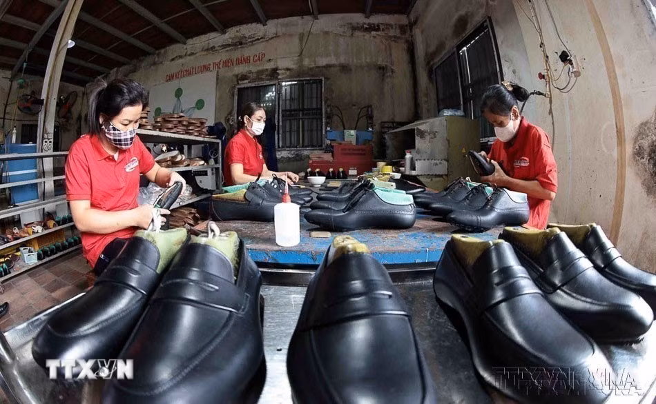 Việt Nam xuất khẩu sang Bỉ nhiều mặt hàng chủ lực, trong đó có giày dép, thiết bị máy tính, hàng dệt may, hàng thủy sản... (Ảnh: Trần Việt/TTXVN)