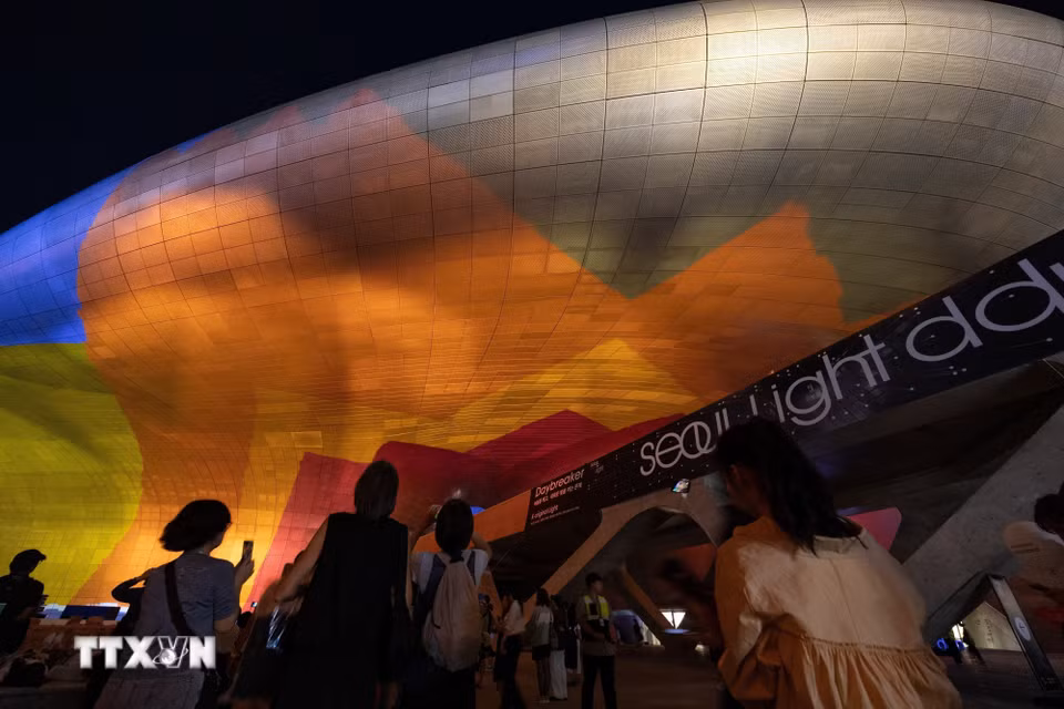 Người dân và du khách thưởng thức các màn trình diễn nghệ thuật ánh sáng tại Seoul, Hàn Quốc, ngày 8/9/2026. (Ảnh: THX/TTXVN phát)