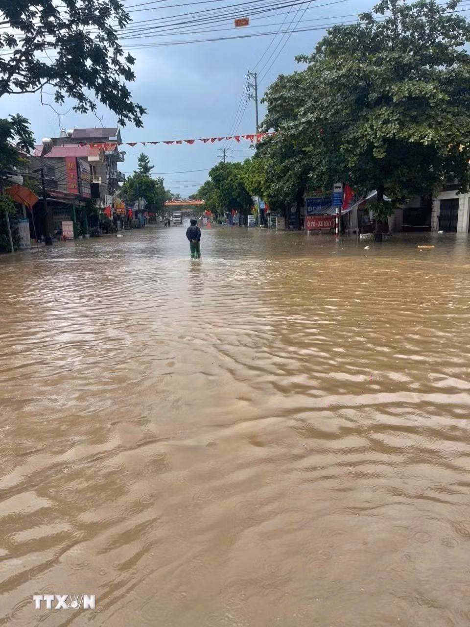 Nhiều nơi thuộc thôn Hoàng Hoa Thám, xã Yên Thế bị ngập sâu trong nước lũ. (Ảnh: TTXVN phát)