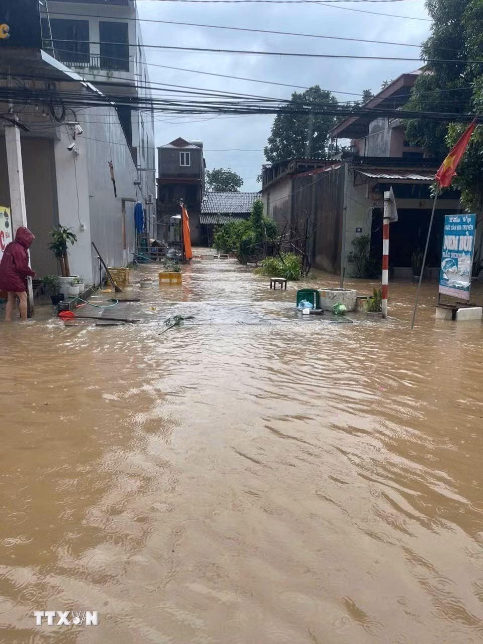 Nhiều nơi thuộc thôn Hoàng Hoa Thám, xã Yên Thế bị ngập sâu trong nước lũ. (Ảnh: TTXVN phát)