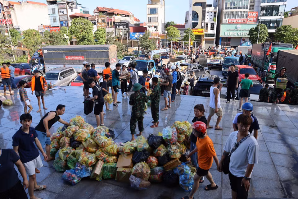 Lực lượng cứu trợ cùng hàng hóa từ khắp mọi nơi tập trung về Thái Nguyên. (Ảnh: Nhật Anh/TTXVN)
