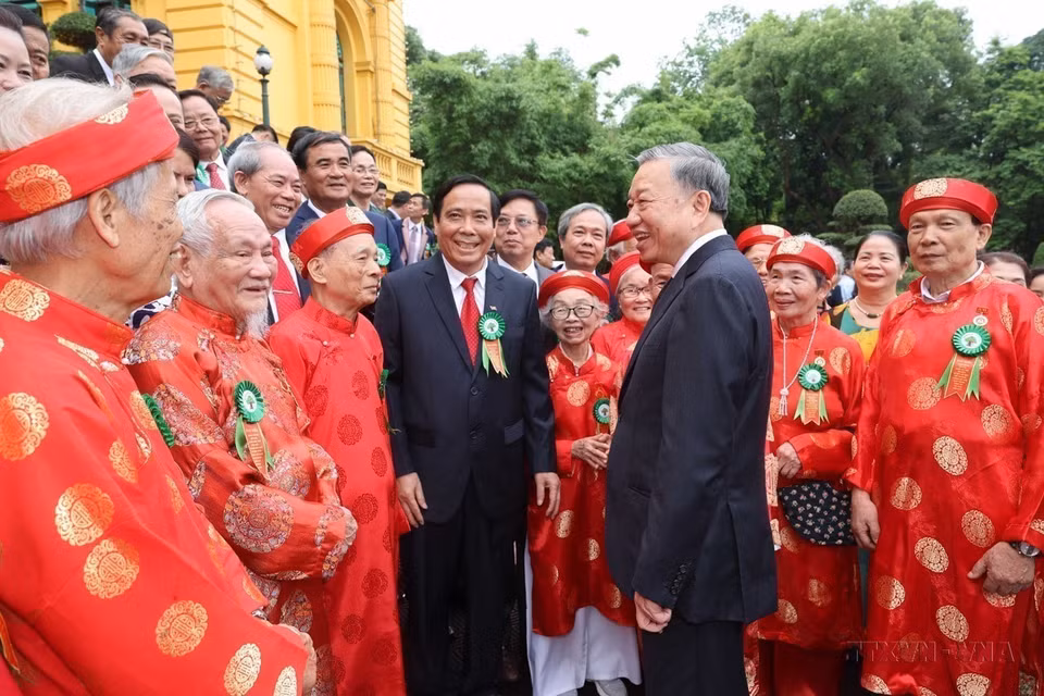 Chủ tịch nước Tô Lâm gặp mặt thân mật các cán bộ cốt cán, người cao tuổi tiêu biểu toàn quốc nhân dịp kỷ niệm 83 năm Ngày truyền thống Người cao tuổi Việt Nam (6/6/1941 - 6/6/2024). (Ảnh: Nhan Sáng/TTXVN)