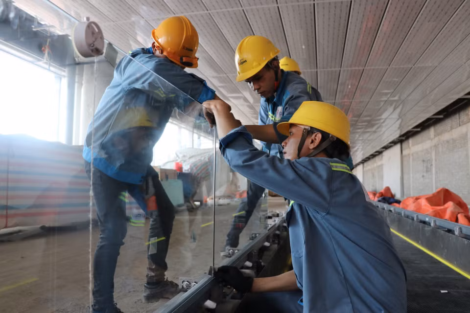 Lắp đặt thang bộ hành nhà ga hành khách sân bay Long Thành. (Ảnh: Công Phong/TTXVN)