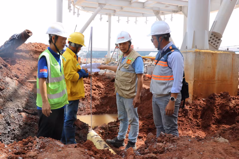 Bắn cao độ để lắp đặt hệ thống thoát nước nhà ga hành khách sân bay Long Thành. (Ảnh: Công Phong/TTXVN)
