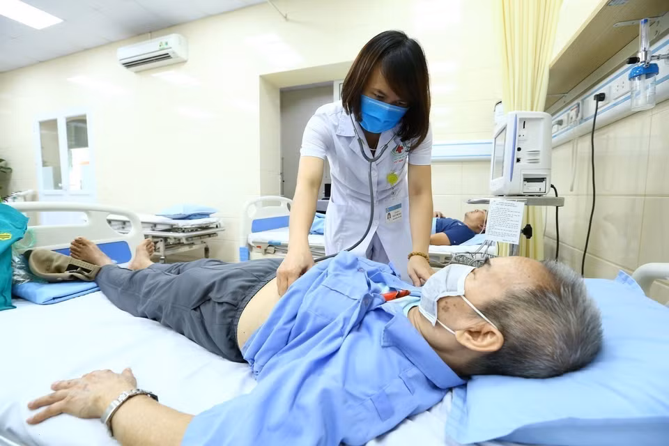 Bác sỹ bệnh viện Việt Nam-Cuba khám, chăm sóc người cao tuổi bị ảnh hưởng bởi hiện tượng thời tiết nắng nóng kéo dài, nhiệt độ tăng cao bất thường (2020). (Ảnh: Minh Quyết/TTXVN)