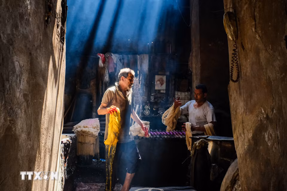 Một người thợ nhuộm các cuộn sợi tại xưởng nhuộm Salama ở Cairo, Ai Cập, ngày 16/9/2026. (Ảnh: THX/TTXVN phát)