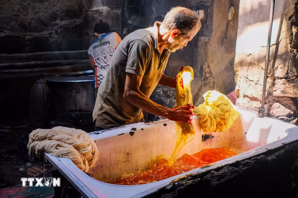 Một người thợ nhuộm các cuộn sợi tại xưởng nhuộm Salama ở Cairo, Ai Cập, ngày 16/9/2026. (Ảnh: THX/TTXVN phát)