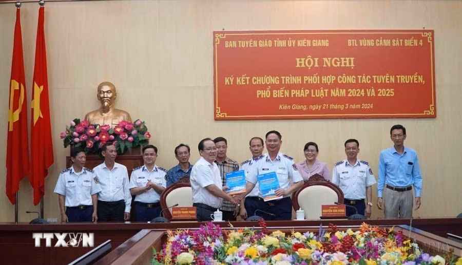 Ban Tuyên giáo Tỉnh ủy Kiên Giang phối hợp với Bộ Tư lệnh Vùng Cảnh sát biển 4 ký kết phối hợp chương trình công tác tuyên truyền, phổ biến pháp luật và chống khai thác IUU giữa hai đơn vị năm 2024 và 2025. (Ảnh: Văn Sĩ/TTXVN)