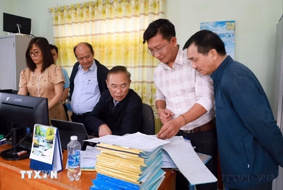 Đoàn công tác Bộ Nông nghiệp và Phát triển Nông thôn kiểm tra việc ghi nhật ký khai thác thủy sản của tàu cá tại cảng Đông Tác (thành phố Tuy Hòa). (Ảnh: Xuân Triệu/TTXVN)