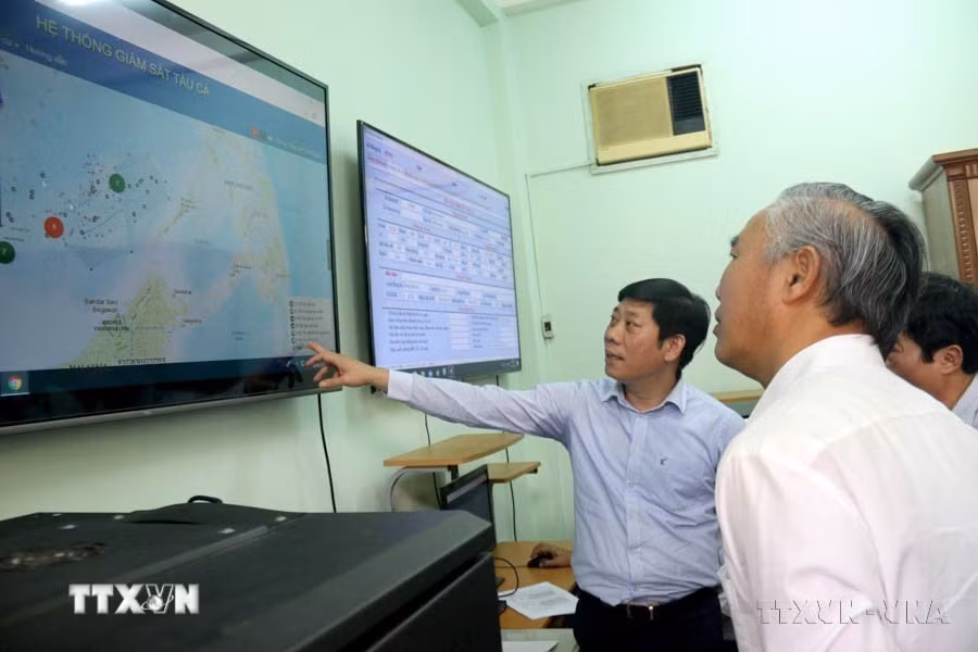 Đoàn công tác của Bộ Nông nghiệp và Phát triển nông thôn kiểm tra hệ thống giám sát tàu cá hoạt động trên biển tại Chi cục Thủy sản Bình Thuận (2020). (Ảnh: Nguyễn Thanh/TTXVN)