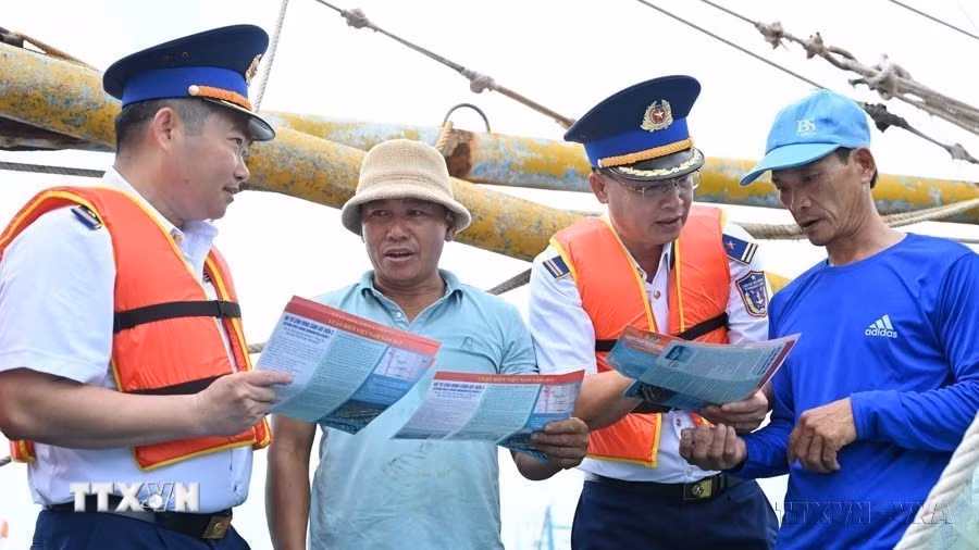 Lực lượng chức năng tuyên truyền về IUU cho ngư dân xã Long Hải, Thành phố Hồ Chí Minh trước khi ra khơi đánh bắt hải sản. (Ảnh: Hoàng Nhị/TTXVN)