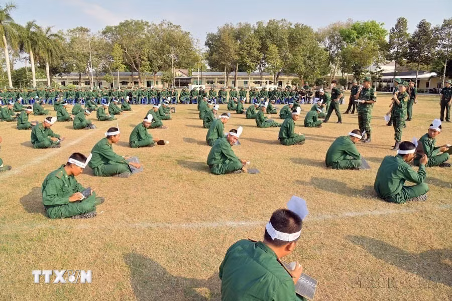 Chiến sỹ tiểu đoàn Huấn luyện cơ động (BĐBP Kiên Giang) tham gia chương trình Tự hào chiến sĩ Biên phòng Kiên Giang, với chủ đề: “Tuổi trẻ Bộ đội Biên phòng Kiên Giang chung sức chống khai thác IUU”. (Ảnh: TTXVN phát)
