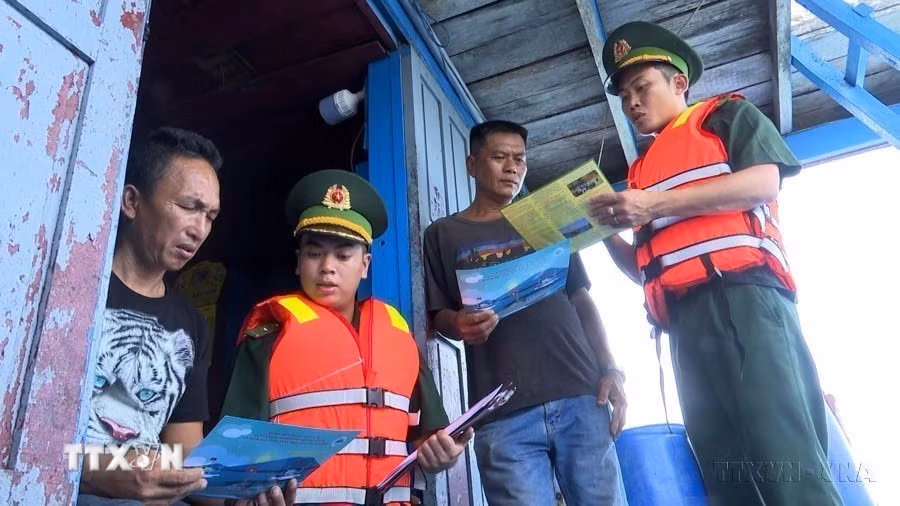 Quảng Nam tăng cường các biện pháp quản lý lao động nghề biển, quản lý tàu cá theo phương châm "quản lý toàn diện, kiểm tra trọng điểm" đối với những tàu cá không đáp ứng đầy đủ các quy định của pháp luật, nhằm nâng cao hiệu quả trong chống khai thác hải sản bất hợp pháp, không báo cáo và không theo quy định (IUU). (Ảnh: Đoàn Hữu Trung/TTXVN)