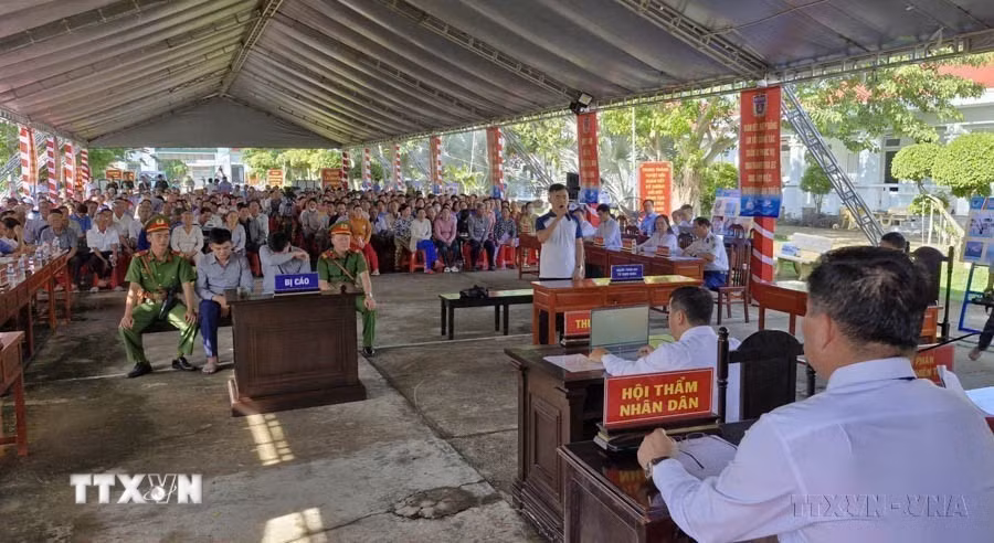 Bộ Tư lệnh vùng Cảnh sát biển 4 phối hợp cùng các cơ quan, đơn vị tổ chức phiên tòa giả định tuyên truyền, phổ biến pháp luật chống khai thác hải sản bất hợp pháp, không báo cáo và không theo quy định (IUU) tới ngư dân. (Ảnh: Tuấn Kiệt/TTXVN)
