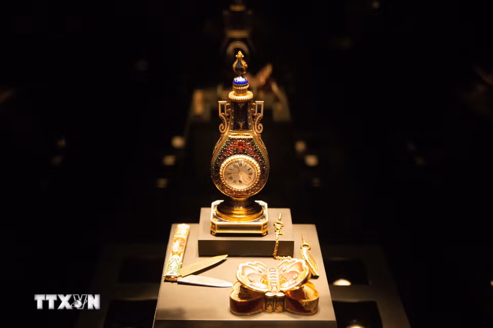 Đồng hồ được trưng bày tại Bảo tàng Nghệ thuật Jerusalem ngày 26/8/2026. (Ảnh: THX/TTXVN phát)