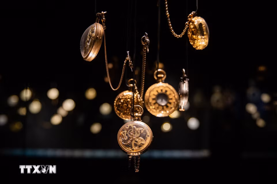 Đồng hồ được trưng bày tại Bảo tàng Nghệ thuật Jerusalem ngày 26/8/2026. (Ảnh: THX/TTXVN phát)