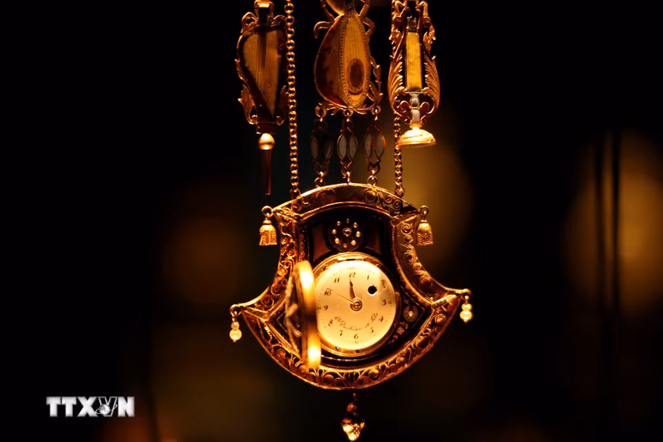 Đồng hồ được trưng bày tại Bảo tàng Nghệ thuật Jerusalem ngày 26/8/2026. (Ảnh: THX/TTXVN phát)