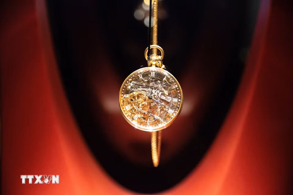 Đồng hồ được trưng bày tại Bảo tàng Nghệ thuật Jerusalem ngày 26/8/2026. (Ảnh: THX/TTXVN phát)