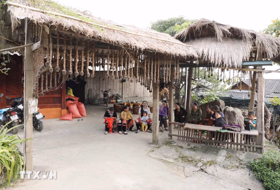 Những ngôi nhà truyền thống đơn sơ được người dân làm từ những nguyên liệu giản dị gần gũi với thiên nhiên tạo ra khung cảnh thanh bình. (Ảnh: Quý Trung/TTXVN)