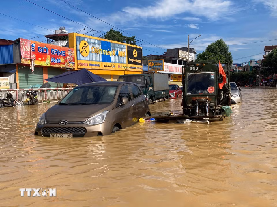 Ôtô chết máy ngập sâu trong nước tại phường Quan Triều, tỉnh Thái Nguyên. (Ảnh: Thắng Trung/TTXVN)