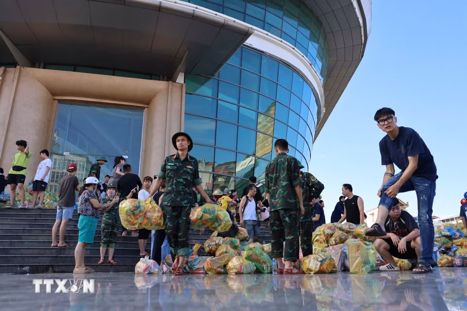 Lực lượng cứu trợ cùng hàng hóa từ khắp mọi nơi tập trung về Thái Nguyên. (Ảnh: Nhật Anh/TTXVN)