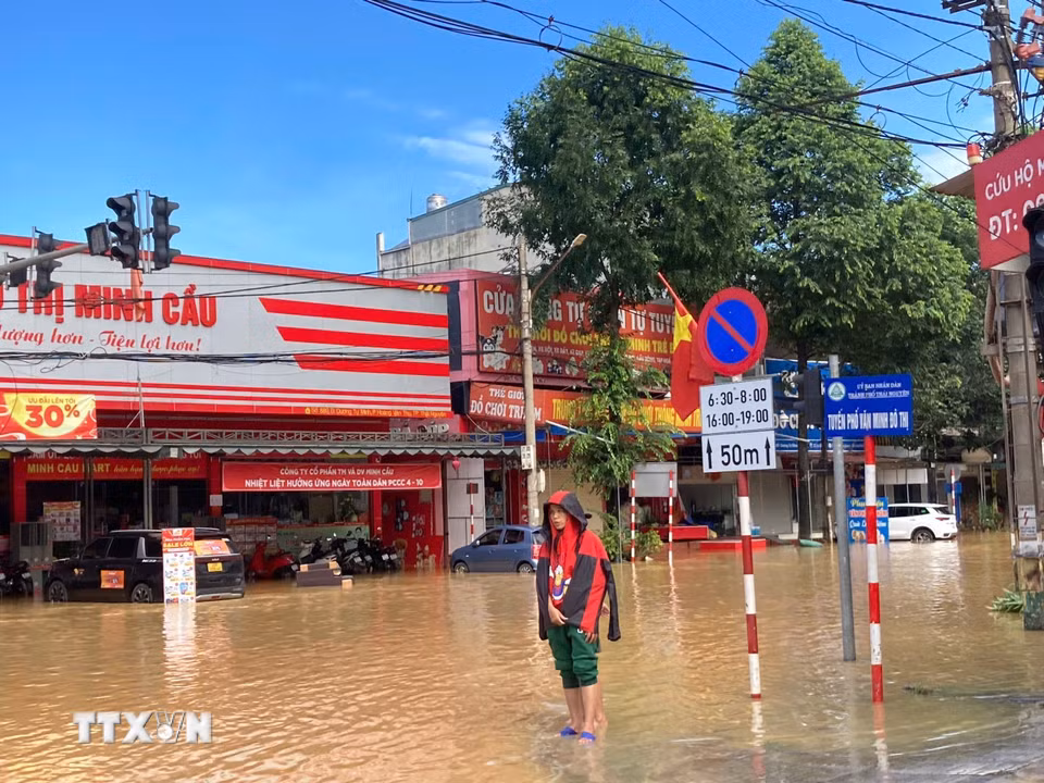 Đường Dương Tự Minh, tỉnh Thái Nguyên ngập nặng. (Ảnh: Thắng Trung/TTXVN)
