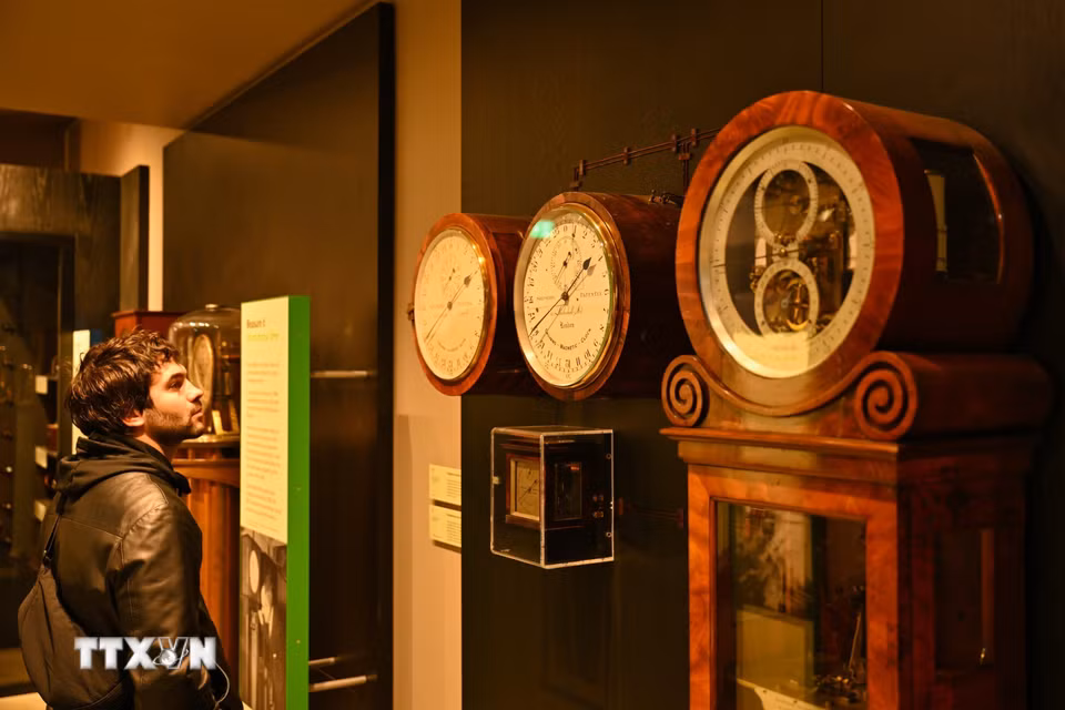 Khu trưng bày về Giờ trung bình Greenwich (GMT) tại Đài thiên văn Hoàng gia Greenwich, London, Anh. (Ảnh: THX/TTXVN phát)
