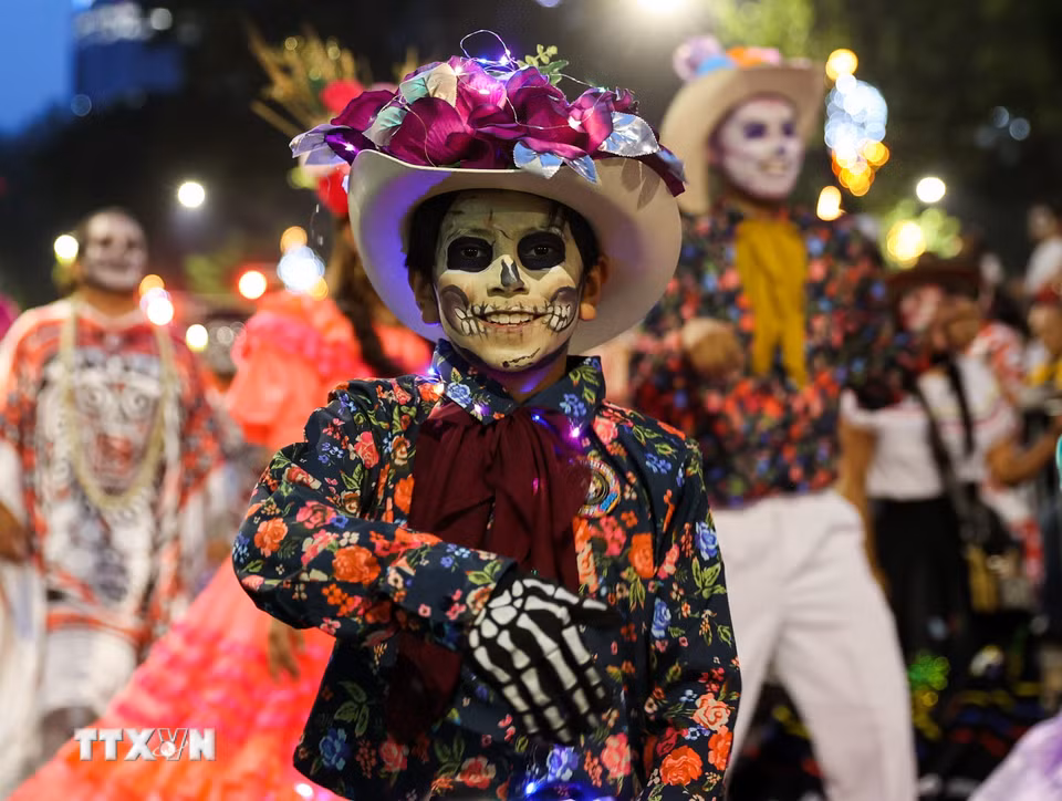 Người dân tham gia Lễ diễu hành Catrinas tại thủ đô Mexico City, Mexico, ngày 25/10/2026. (Ảnh: THX/TTXVN phát)