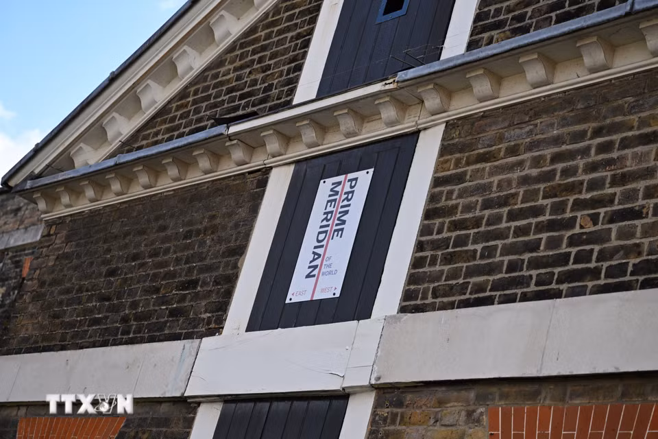 Tấm biển đánh dấu đường Kinh tuyến gốc quốc tế tại Đài thiên văn Hoàng gia Greenwich, London, Anh. (Ảnh: THX/TTXVN phát)