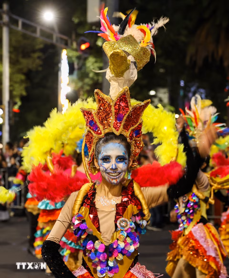 Người dân tham gia Lễ diễu hành Catrinas tại thủ đô Mexico City, Mexico, ngày 25/10/2026. (Ảnh: THX/TTXVN phát)