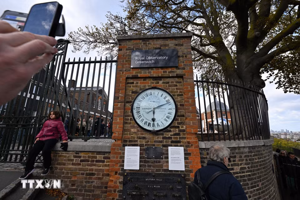 Đồng hồ Shepherd Gate tại lối vào Đài thiên văn Hoàng gia Greenwich, London, Anh. (Ảnh: THX/TTXVN phát)