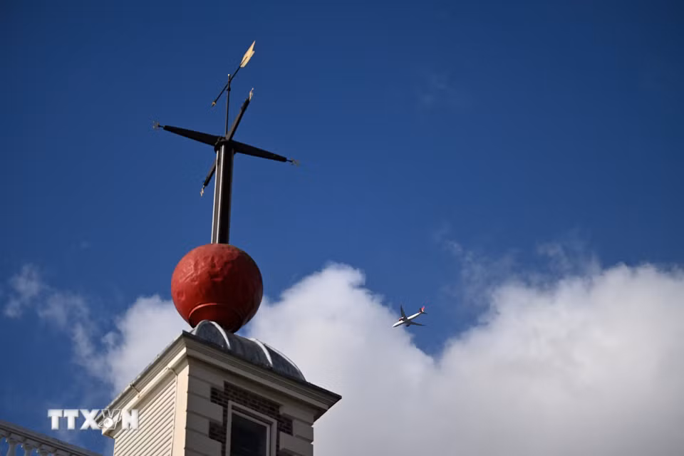 Quả cầu thời gian màu đỏ trên nóc tòa nhà Flamsteed tại Đài thiên văn Hoàng gia Greenwich, London, Anh. (Ảnh: THX/TTXVN phát)