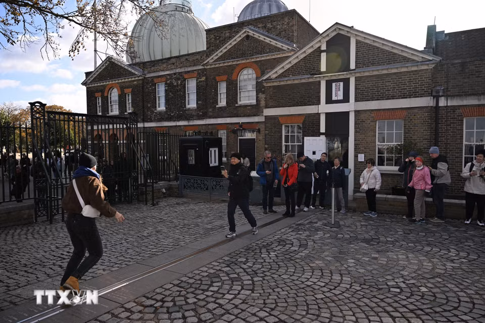 Đường Kinh tuyến gốc quốc tế lịch sử tại Đài thiên văn Hoàng gia Greenwich, London, Anh. (Ảnh: THX/TTXVN phát)