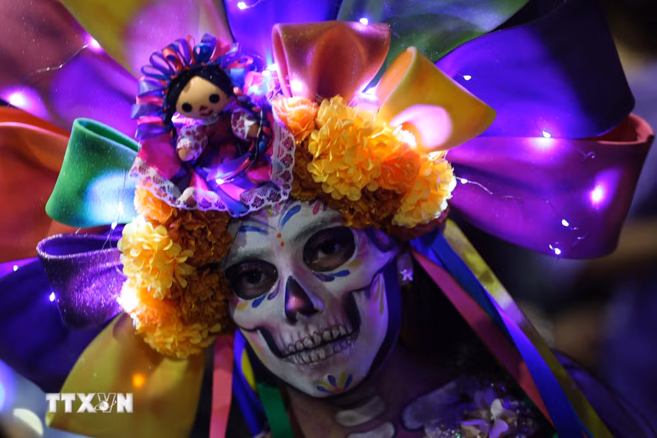 Một người tham gia Lễ diễu hành Catrinas tại thủ đô Mexico City, Mexico, ngày 25/10/2026. (Ảnh: THX/TTXVN phát)