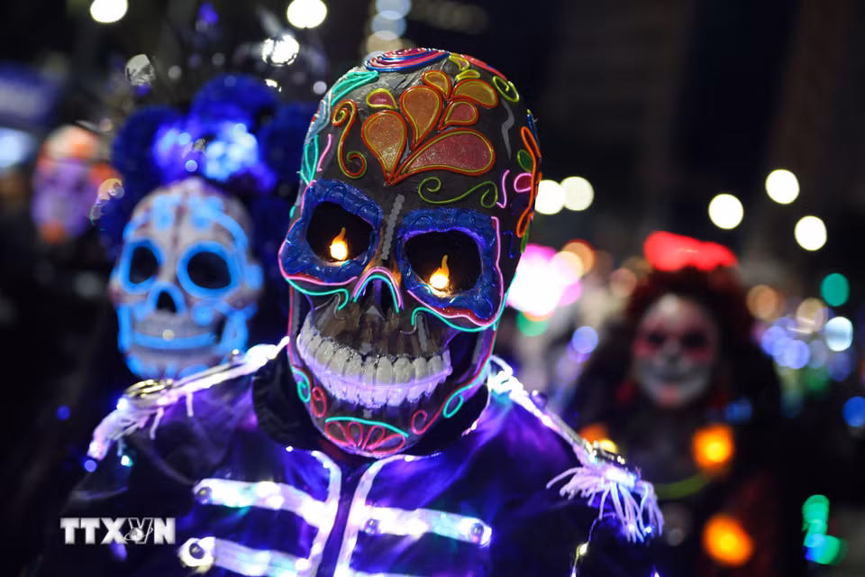 Người dân tham gia Lễ diễu hành Catrinas tại thủ đô Mexico City, Mexico, ngày 25/10/2026. (Ảnh: THX/TTXVN phát)