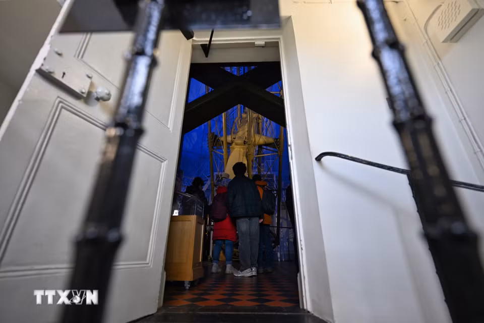 Du khách tham quan Kính viễn vọng Xích đạo tại Đài thiên văn Hoàng gia Greenwich, London, Anh. (Ảnh: THX/TTXVN phát)