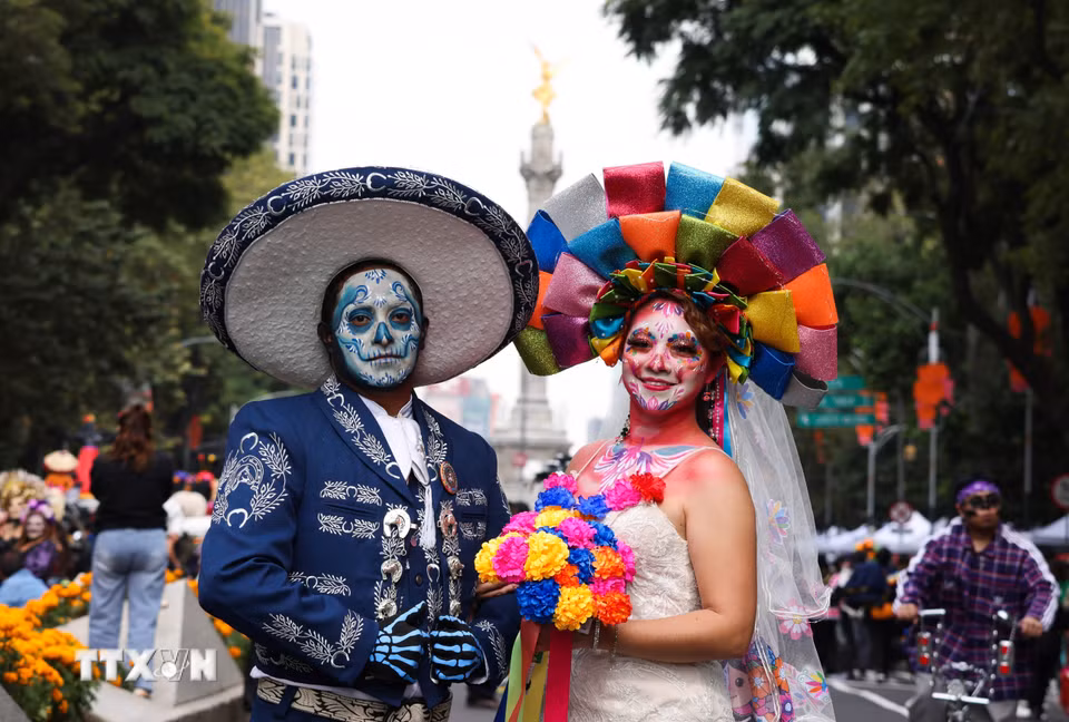 Người dân tham gia Lễ diễu hành Catrinas tại thủ đô Mexico City, Mexico, ngày 25/10/2026. (Ảnh: THX/TTXVN phát)