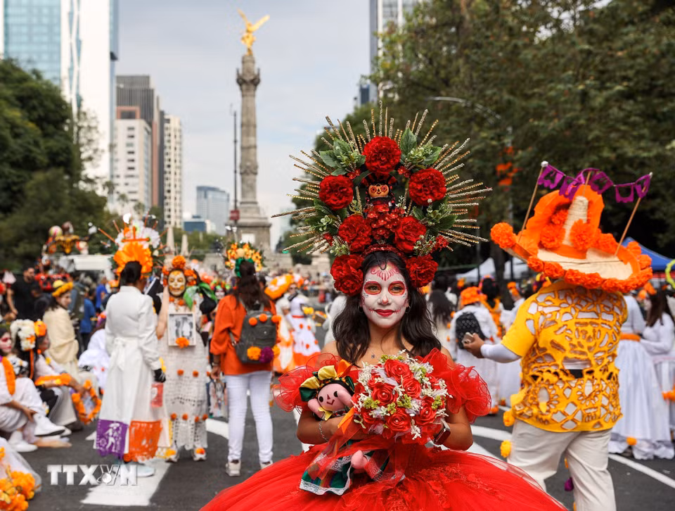 Người dân tham gia Lễ diễu hành Catrinas tại thủ đô Mexico City, Mexico, ngày 25/10/2026. (Ảnh: THX/TTXVN phát)
